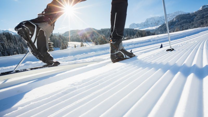 langläufer auf auf frisch gespurter loipe